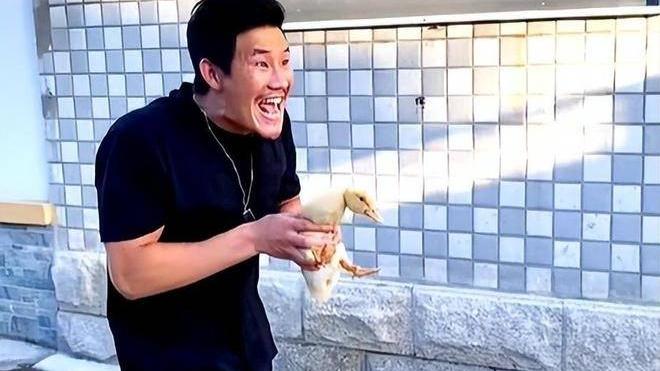 沈月|嘎子哥谢孟伟“偷羊”拍段子，胡子拉碴表情狰狞，自嘲是爷们儿气质