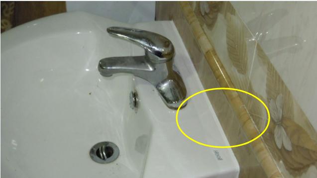 卫生间用玻璃胶还是塑钢泥？幸亏老师傅提醒，防潮不变黑，太实用了！