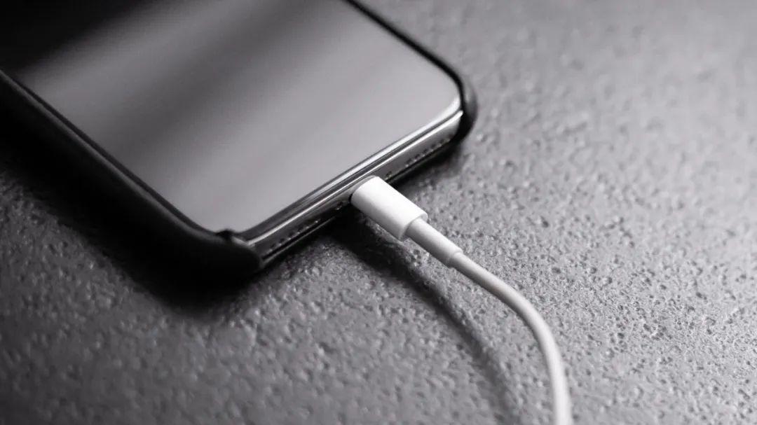 iPhone 14 新功能评测，充电仍是短板