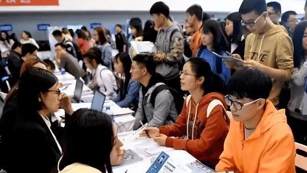 成都|“人大毕业值5000，这理由我笑了。”HR嘚瑟发文，引来一片谴责声