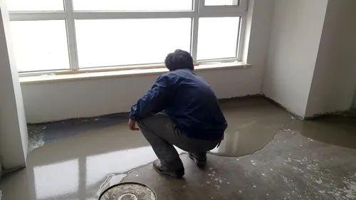 越来越多的聪明人，地面装修都不贴瓷砖和地板了，现在流行这么弄