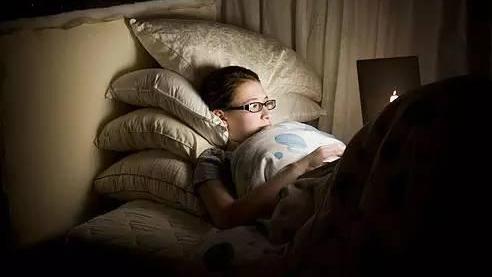 金针菇|睡觉经常熬夜玩手机，过不了多久，这四个问题可能不请自来！