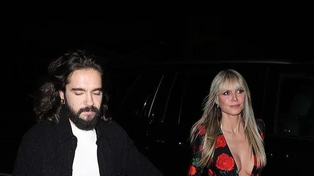 海蒂·克鲁姆穿着深v红色印花连体裤和黑色尖头鞋，时髦迷人