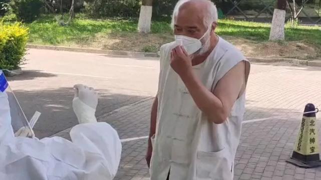 李琦|老戏骨李琦被拍到做核酸，早饭在包子铺操劳，仅剩6颗牙，吃饭大鱼大肉
