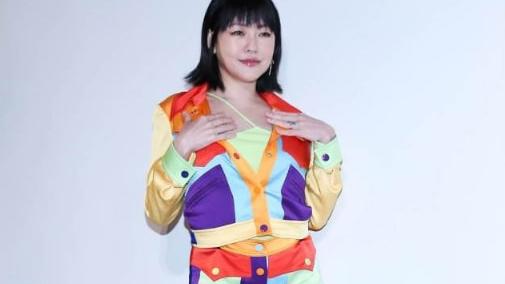 小S|小S的脸僵硬美容过度，跟阿雅合影是比较白，但没她真实自然！