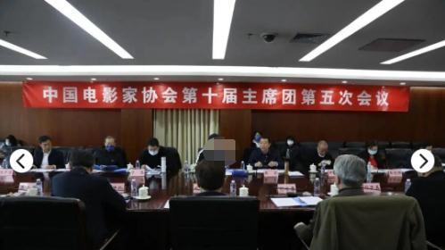 陈道明|陈道明作为中影协主席穿运动装参会，合影让c位给成龙，头发花白