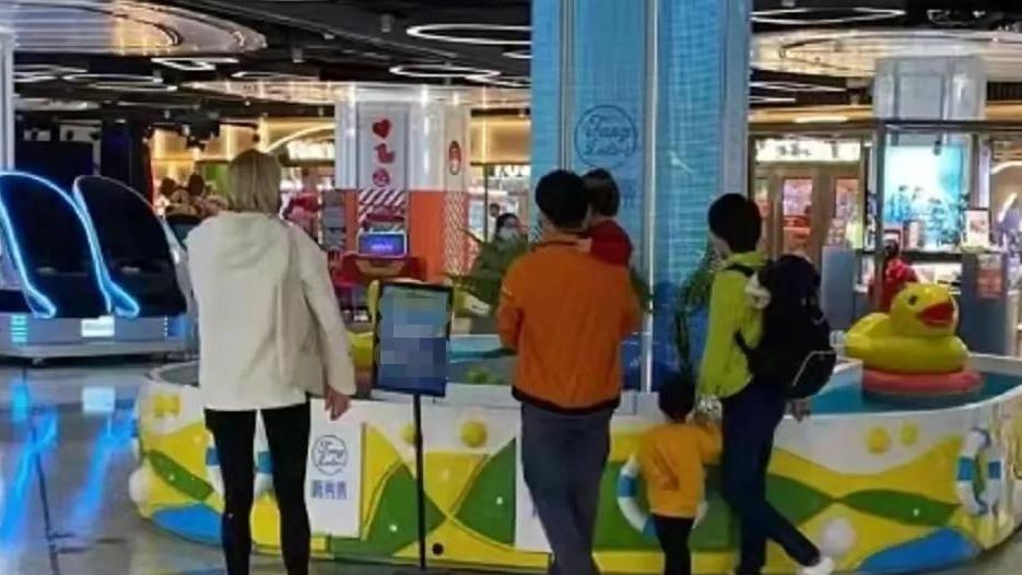 撒贝宁|撒贝宁一家四口出行被偶遇，女儿乖巧可爱，儿子都快比爸爸高了