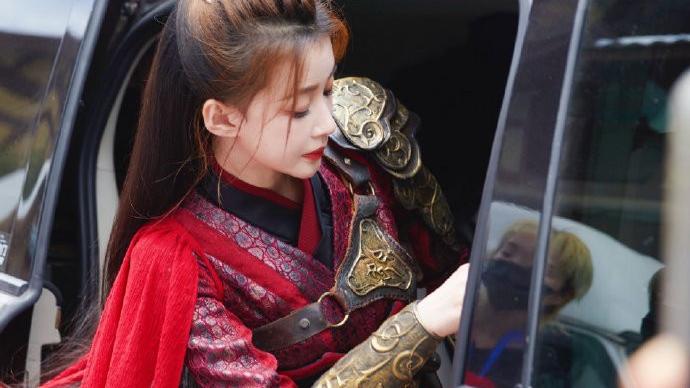 孙怡|28岁孙怡cos孙尚香，一身红衣尽显侠女气质，网友：姐姐好漂亮