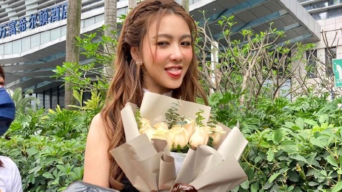 薛凯琪|生图杀手 ????！40岁薛凯琪收到鲜花笑成少女，吐舌头卖萌瞬间被甜化了