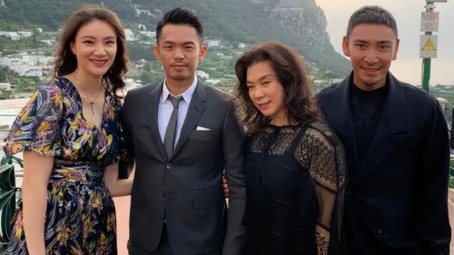 林丹|谢杏芳赌对了！林丹公开表态让她安心，一家人沙滩游玩太温馨
