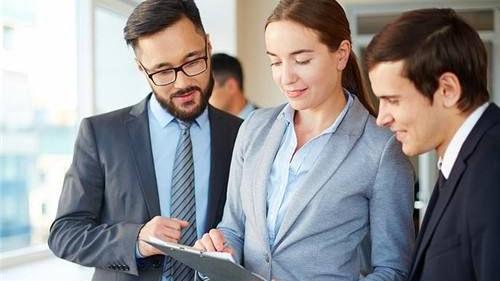 招聘|下属和领导一块坐车见客户，路上该聊些什么？