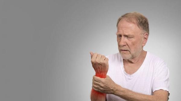 疾病|睡觉时，身体若有4种异常表现，痛风或已找上门，别忽视