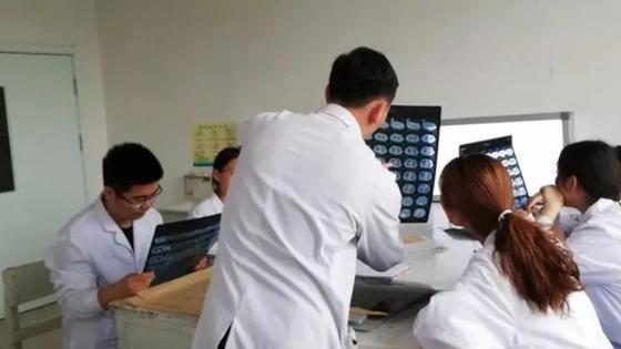 脾胃|发量对医生有多重要？实习生“主任”发型走红，网友：信任度拉满