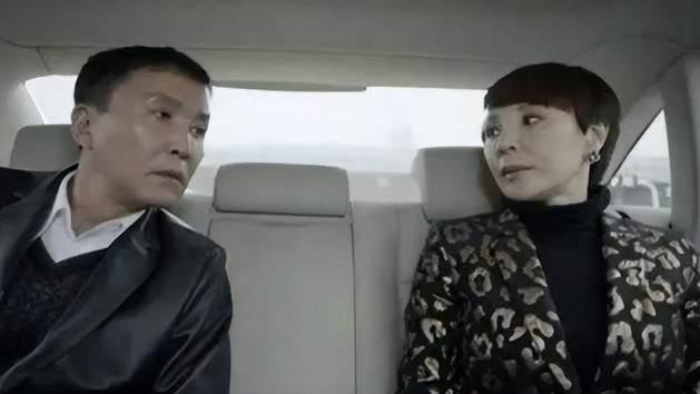 吴刚|59岁老戏骨吴刚坐300万豪车下班，红光满面气色好，妻子罕见化浓妆