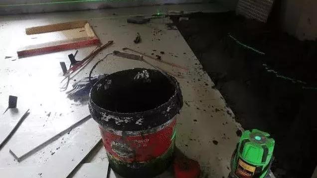 任性邻居非把卫生间改成厨房, 整个小区都尴尬了! 谁还敢冲马桶?