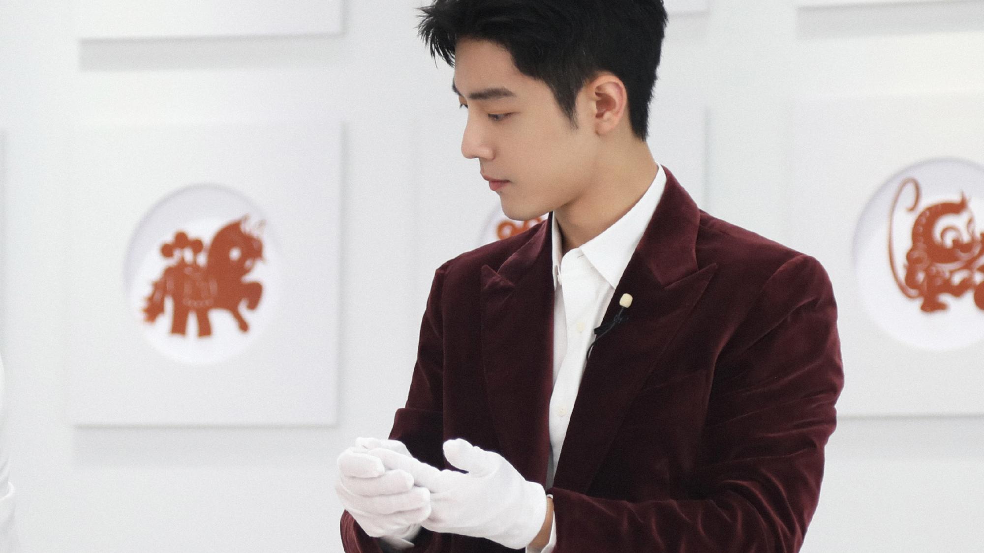 肖战|肖战穿红色西服出席直播，自称“夹娃娃”高手，直播间人数破百万