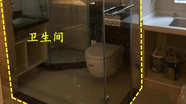 卫生间和厨房共用一扇门，奇葩户型也有解决方案，这4招也不麻烦