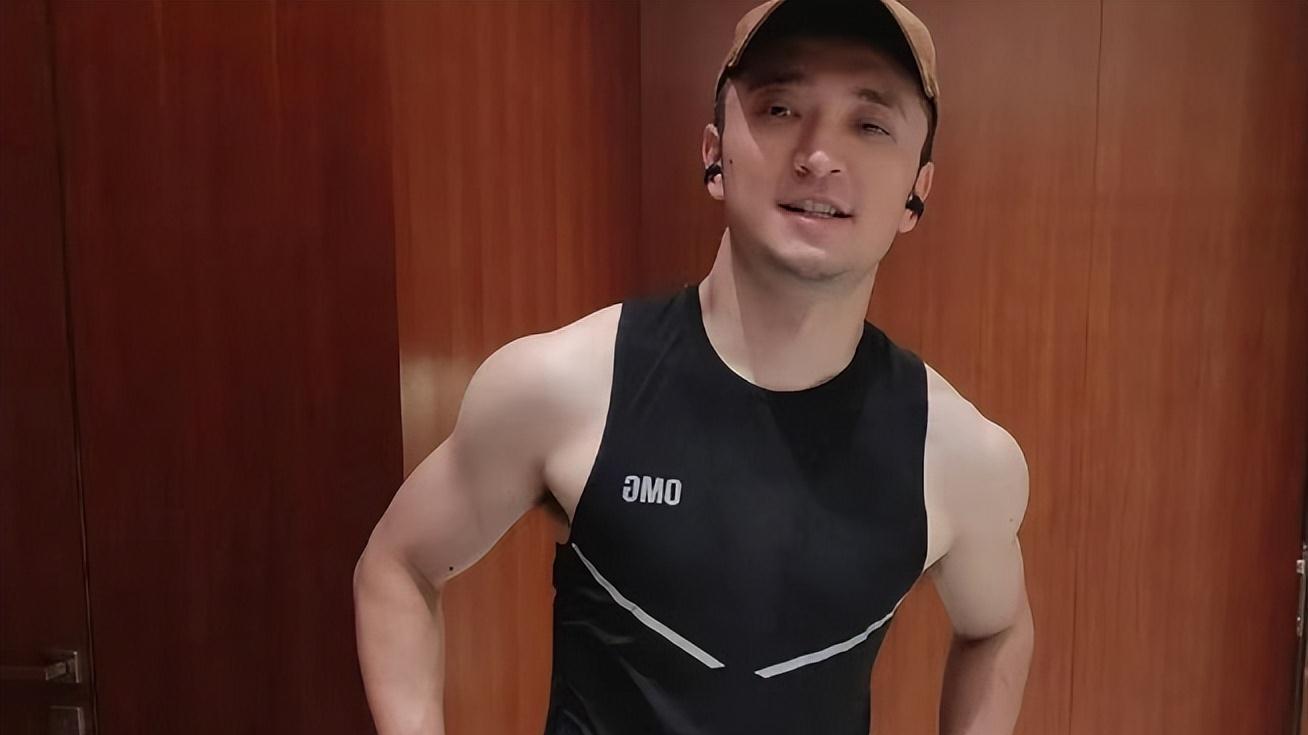 尼格买提|央视主持人尼格买提晒健身照，39岁身材不输小鲜肉，抓痕引人深思