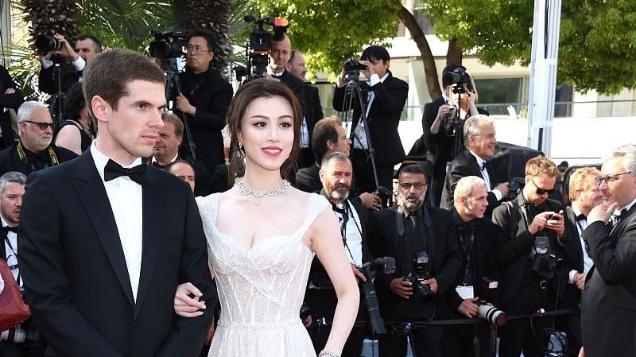 葛天|刘翔前妻身材太傲人，穿白礼服腰身纤细，身旁男伴全程搂着不放手