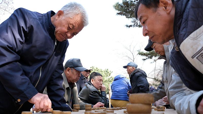 象棋|在路边摆“象棋残局”赚钱的人，不怕遇到象棋高手吗？