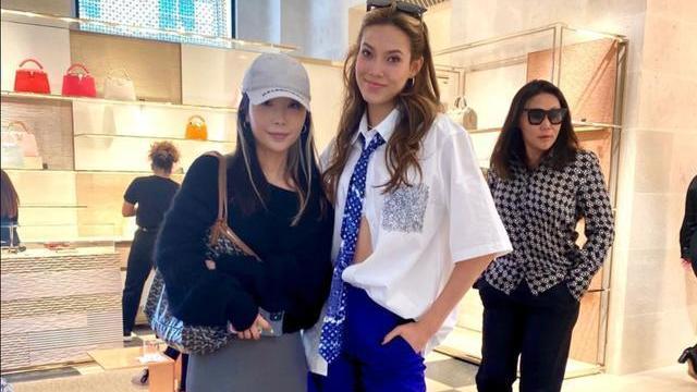 谷爱凌|人气太高了！谷爱凌在法国被追星，妈妈戴墨镜当保镖