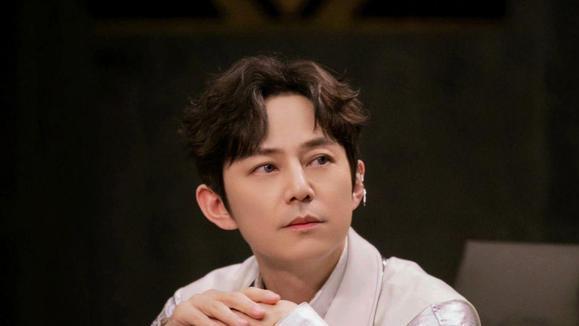 吴昕|芒果台力捧吴昕太明显，称其为女版撒贝宁，路人喊话“有剧本”