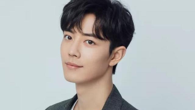 肖战|肖战横店上班被怼脸拍，捂得严实还是被一眼认出，希望顺利杀青