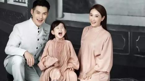 杜若溪|杜若溪晒全家福，女儿天真可爱，祖孙三代颜值高