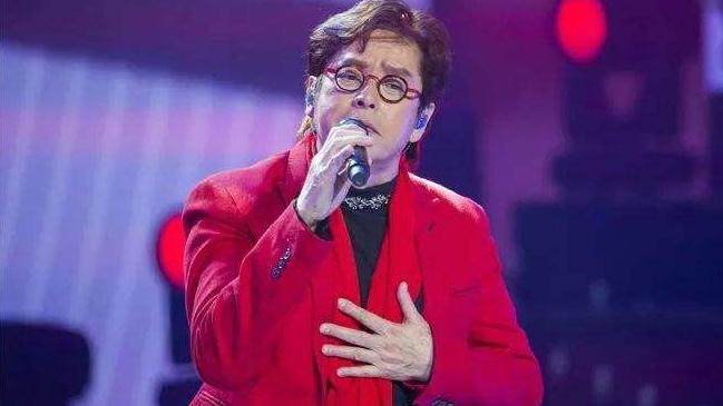 宋智雅|老当益壮，71岁谭咏麟酒店汗流浃背，“仙人跳”风波后再登春晚