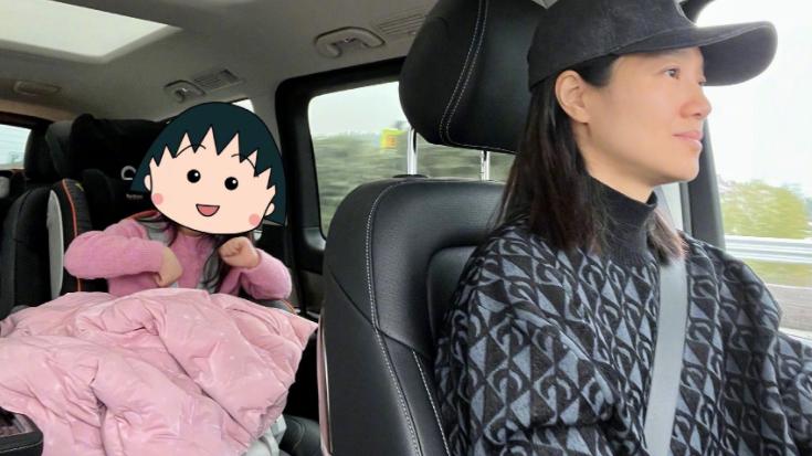 朱丹|朱丹带儿女探班周一围，穿衣朴素不像女明星，女儿趴爸爸身上太有爱