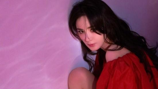 杨幂|杨幂工作花絮曝光，秀发披肩香艳逼人，光脚拍照被指太性感