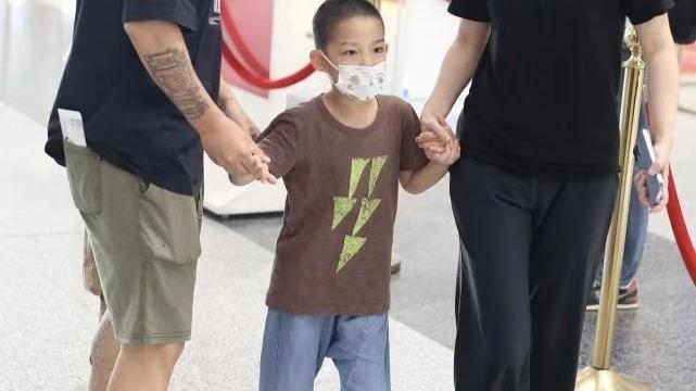 梅婷|梅婷一对儿女变化大！夫妻俩全程只顾二胎儿子，女儿却被忽视