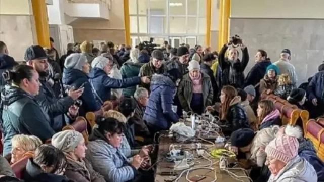 俄乌冲突下，乌难民守着炉子挤一起，欧洲民众用手电筒照