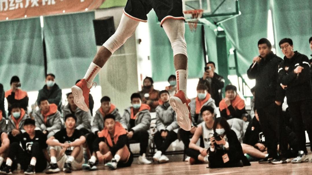 广东男篮|恭喜宏远！又一混血天才诞生，16岁极品前锋堪比张镇麟，妈妈是辽宁人