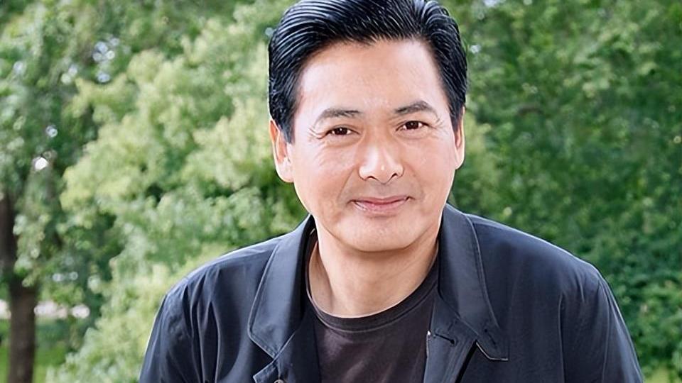 影帝|网友偶遇67岁影帝吃饭，两鬓斑白身形削瘦，两腿肌肉明显身高瞩目