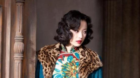 倪妮|倪妮抱水壶现身街边，下颚线凌厉气场足，和工作人员畅聊没架子