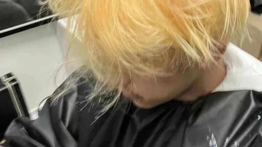 易烊千玺|易烊千玺在网站上更新五十张照片！