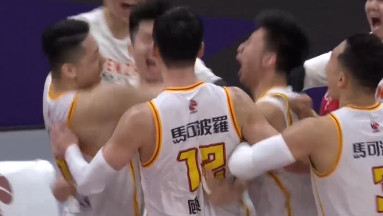 绝杀|CBA神剧情！深圳再度压哨绝杀，22岁小将一剑封喉，全队疯狂庆祝