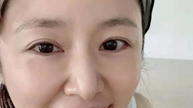 林心如|46岁林心如挑战吊环瑜伽，着露脐装扎丸子头，细腰盈盈状态逆生长