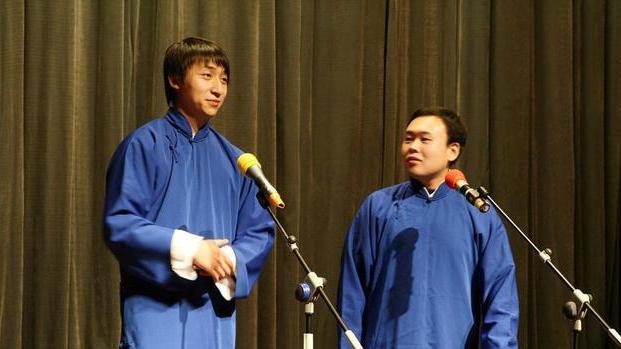 德云社|德云社大褂分等级？郑好说这是谣言，但穿大褂确实有一些讲究