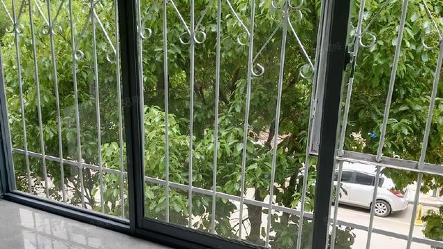 楼上改阳台，楼下被无故扎入两根承重柱，私搭乱建究竟如何解决？