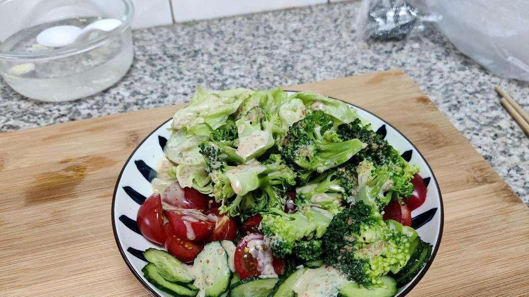 刘德华|刘德华晒1日3餐，都是纯天然色素，网友：有钱人吃素，穷人吃肉