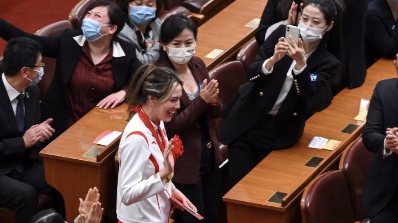 深圳男篮|谷爱凌干得漂亮！央视报道她的感人举动，冯潇霆和国足多学着点吧