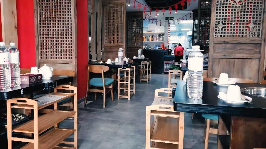 茶树菇|用瓶装矿泉水做锅底？青岛这家台湾湶牛火锅好会吃！