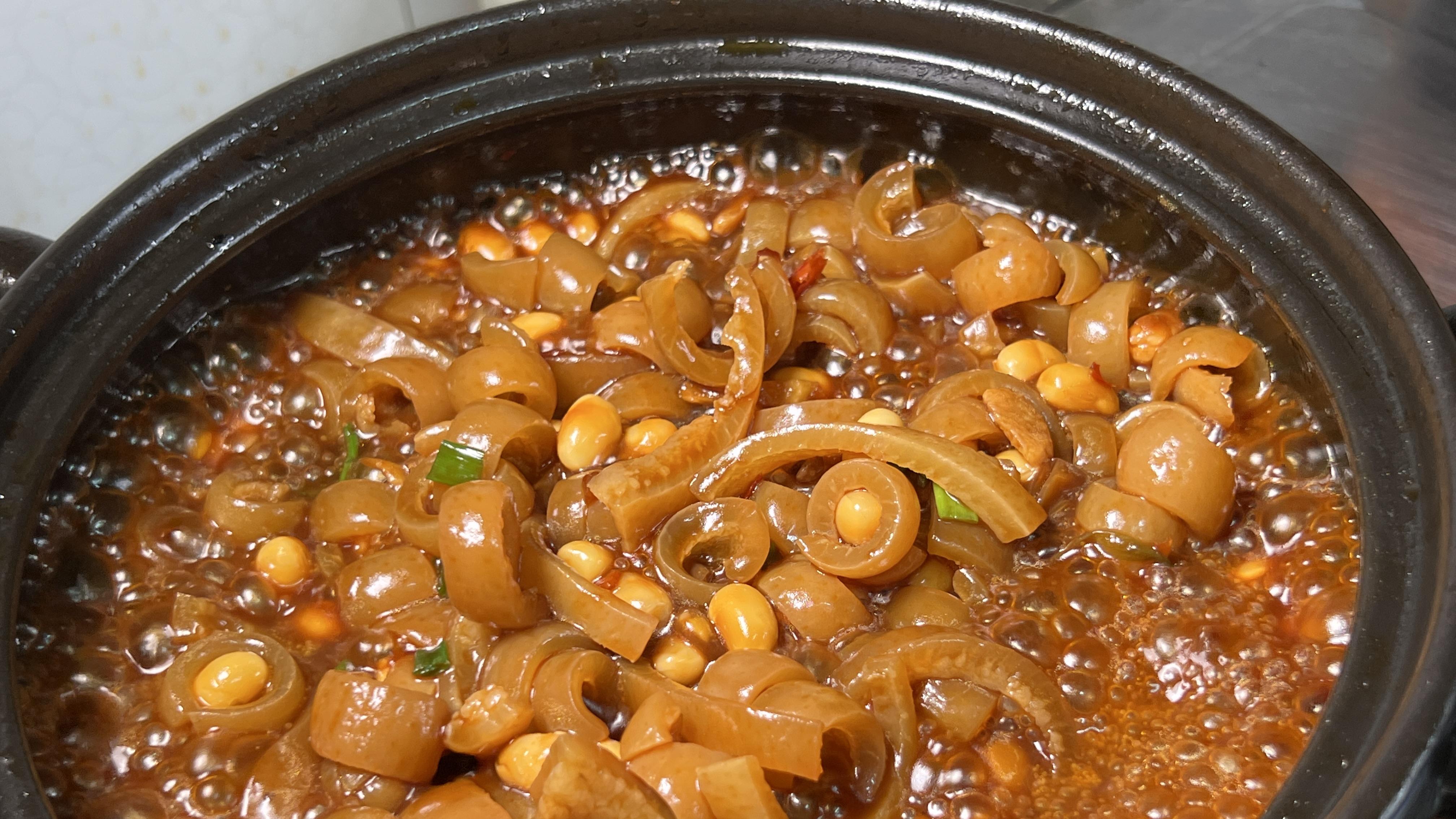 攒了很久的猪皮，煮一煮，加黄豆炖一炖，色泽红润，汤汁能泡米饭