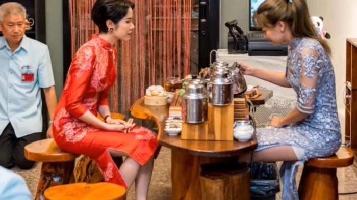 诗妮娜|泰王终于安抚好后宫，“双女主”海报笑靥如花，放下恩怨亲如姐妹