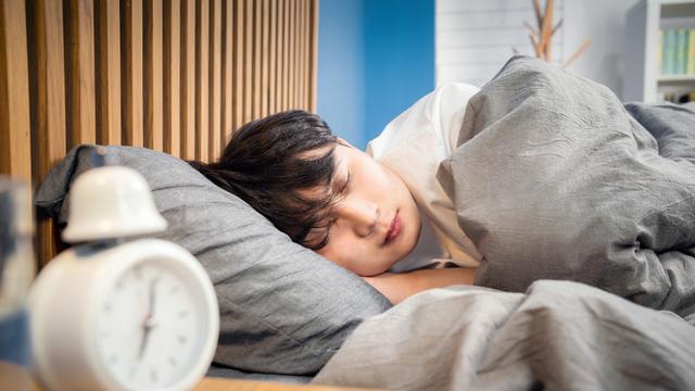睡眠质量|血压高的人，睡觉时要注意这2个习惯，或许对病情不利，能改则改