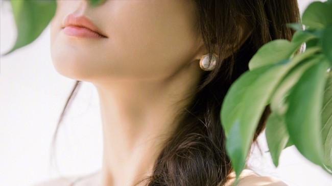 秦岚|秦岚晒照为自己庆生 穿吊带裙身材吸睛