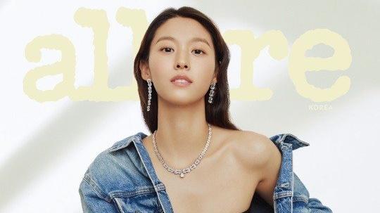 金雪炫|“韩国最强肉体”认证！金雪炫《allure》画报公开，大秀香肩