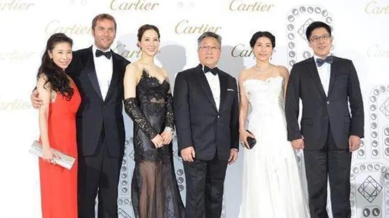 郭晶晶|40岁郭晶晶同框小1岁贵妇徐子淇，同穿抹胸礼服裙，谁更有气质呢